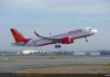 Air India Chairman und Managing Director Mr. Ashwani Lohani sowie Mr. Srinivasan Dwarakanath, President-Commercial Aircraft, Airbus India in Delhi bei der Ankunft der ersten A320neo.