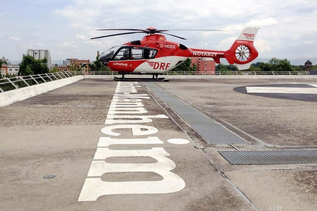 Hubschrauber der DRF Luftrettung an der Station in Mannheim