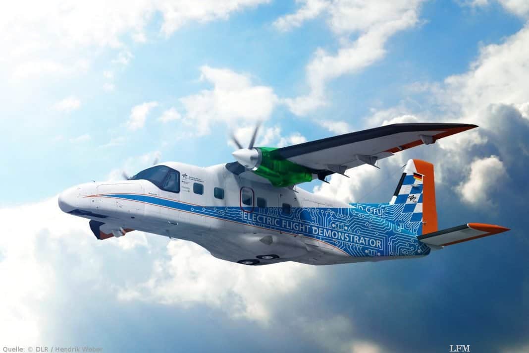 Electric Flight Demonstrator (grafische Darstellung): Während bisher nur batterie-elektrisch angetriebene Kleinflugzeuge in Betrieb sind und sich hybrid-elektrische Kleinflugzeuge in der Flugerprobung befinden, hat das DLR gemeinsam mit Siemens, MTU Aero Engines und Ruag Aviation eine Machbarkeitsstudie für ein 19-sitziges Testflugzeug auf Basis einer Dornier Do-228 erstellt. Die Studie zeigt gute Erfolgschancen für den Umbau und die Erprobung eines nationalen Electric Flight Demonstrator, der über ein vollwertiges elektrisches Antriebssystem in der 500-Kilowatt-Leistungsklasse in den Ausbaustufen batterie-elektrischer Betrieb und hybrid-elektrischer Betrieb mit zusätzlichem Gasturbinengenerator verfügt.