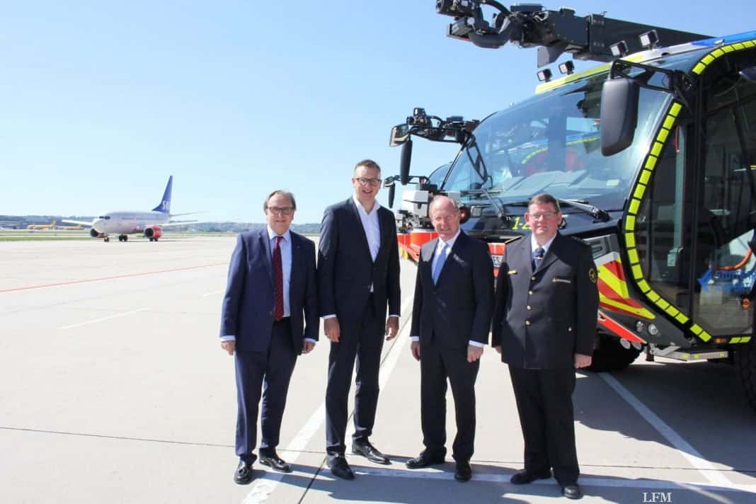 (v.l.n.r.): Walter Schoefer, Sprecher der Geschäftsführung der Flughafen Stuttgart GmbH; Andreas Schwarz MdL, Fraktionsvorsitzender der Grünen im Landtag; Wilfried Klenk MdL (CDU), politischer Staatssekretär im Ministerium für Inneres, Digitalisierung und Migration Baden-Württemberg; Andreas Rudlof, Leiter der Abteilung Brandschutz und Gefahrenabwehr am Flughafen Stuttgart.