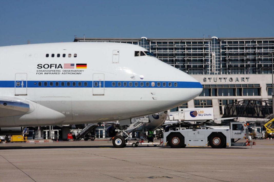 Blick auf den vorderen Rumpf der 747SP: Nachts ist das Flugzeug gelandet. Besucher haben eine besondere Gelegenheit das weltweit einmalige Flugzeug zu bestaunen.