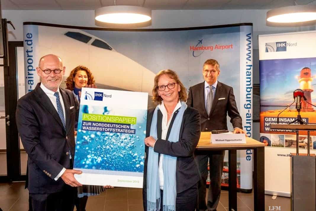 Friederike C. Kühn, Vorsitzende der IHK Nord, bei der Übergabe des Positionspapier zur norddeutschen Wasserstoffstrategie mit deutlichen Forderungen an Hamburgs Wirtschaftssenator Michael Westhagemann am Hamburg Airport