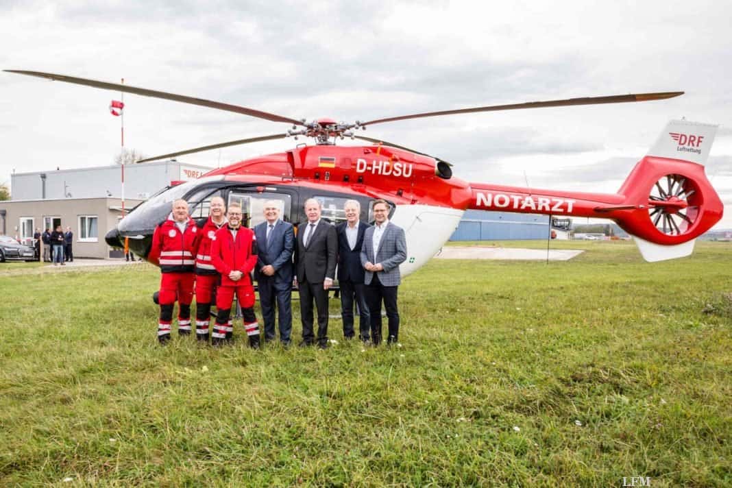 (v.l.n.r.): Thomas Roth, Stationsleiter Stuttgart, Dr. Gregor Lichy, Ltd. Hubschraubernotarzt Stuttgart, Jürgen Henker, Ltd. Notfallsanitäter (HEMS-TC) Stuttgart, Dr. Peter Huber, Vorstand DRF Stiftung Luftrettung gemeinnützige AG, Staatssekretär Wilfried Klenk MdL aus dem Ministerium für Inneres, Digitalisierung und Migration Baden-Württemberg, Dr. Martin Schairer, Bürgermeister für Sicherheit, Ordnung und Sport der Landeshauptstadt Stuttgart und Fabian Gramling MdL.