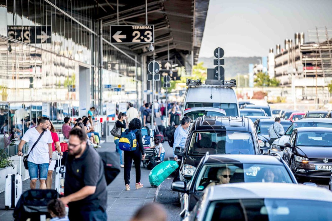 Parken am Flughafen Stuttgart Terminal