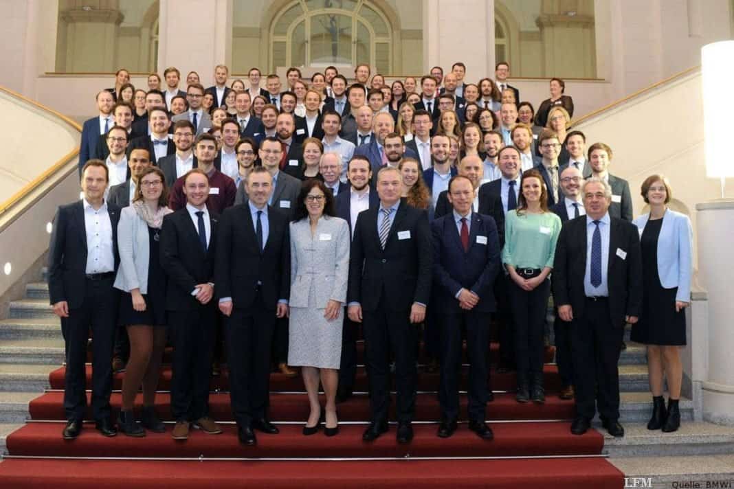 An der Veranstaltung teil nahmen auch Thomas Jarzombek, Koordinator der Bundesregierung für die Deutsche Luft- und Raumfahrt (1. Reihe auf dem Bild, 4.v.l.) , Dr. Walther Pelzer, DLR-Vorstand für das Raumfahrtmanagement (1. Reihe, 6.v.l.), Dr. Olivia Drescher-Schwenzfeier, DLR-Koordinatorin des Programms (1. Reihe, 5.v.l.) und Fernando Maura, ESA- Koordinator für das Programm (1. Reihe, 7.v.l.).