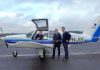 Arend van der Meer (CEO der AIS Group) mit zwei Piloten, die von der AIS Flugschule ausgebildet wurden.