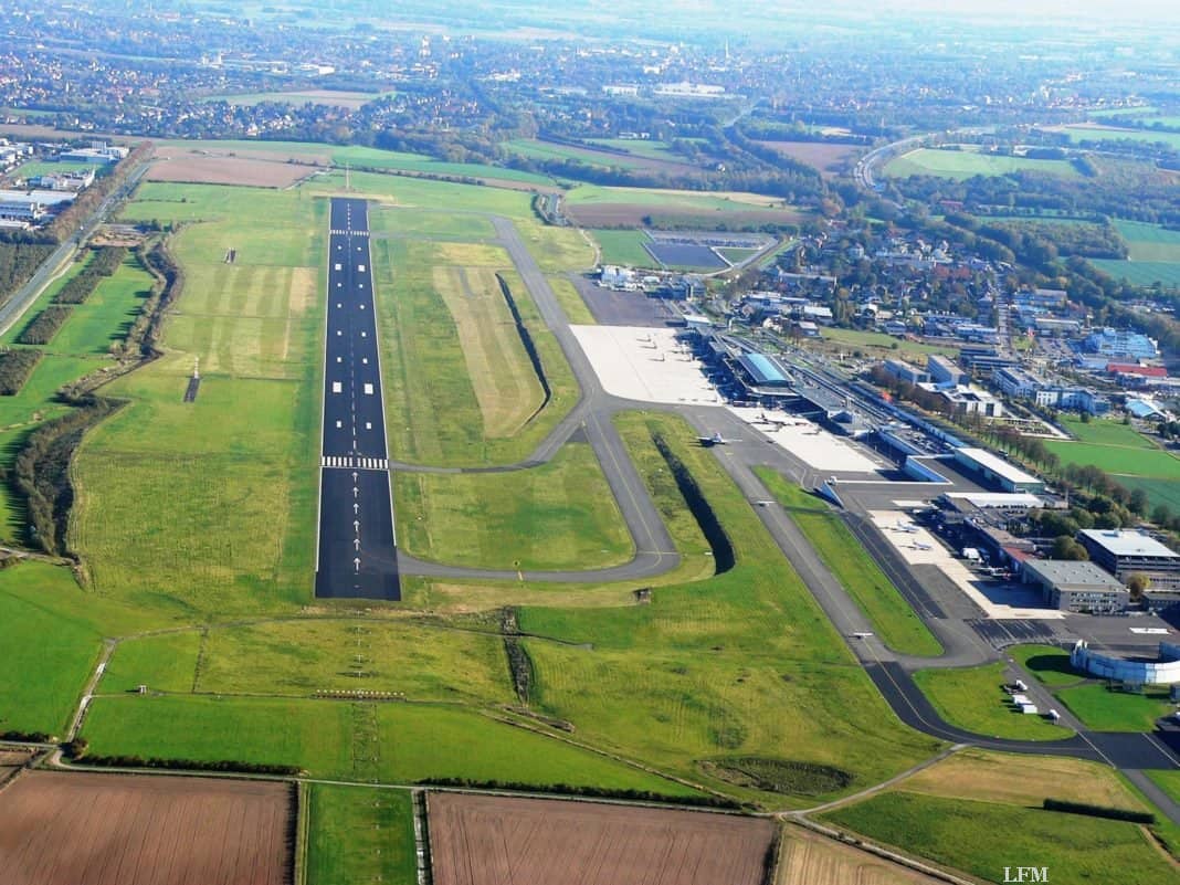 Luftbild mit Blick auf das Flughafengelände, inkl. Start- und Landebahn (SL-Bahn) und Terminalgebäude am Dortmund Airport.