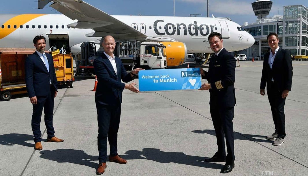 Neben dem Flughafenchef Jost Lammers (zweiter von links) formierten sich Flugkapitän Tobias Carstensen (zweiter von rechts), der Airlinebetreuer der FMG, Oliver Dersch (rechts) sowie der Stationsleiter der Condor in München Tomislav Lang (links) zum Gruppenbild mit dem Airbus A320.