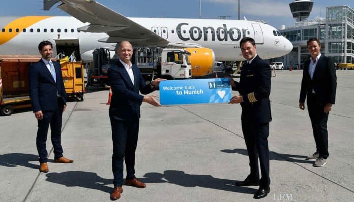 Neben dem Flughafenchef Jost Lammers (zweiter von links) formierten sich Flugkapitän Tobias Carstensen (zweiter von rechts), der Airlinebetreuer der FMG, Oliver Dersch (rechts) sowie der Stationsleiter der Condor in München Tomislav Lang (links) zum Gruppenbild mit dem Airbus A320.