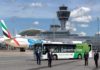 Biogas-Bus mit Elektroantrieb fährt am Flughafen München