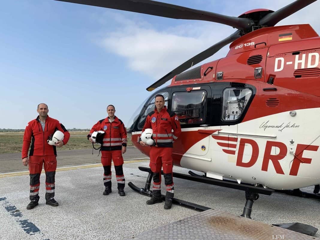 „Christoph 43“-Crew: v.l. Gilles Kodsi, Pilot, Sebastian Geißert, HEMS TC, und Dr. Jörn Hötzel, Notarzt