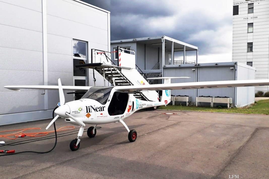 Elektroflugzeug Pipistrel Velis auf dem Flug zur Nordsee