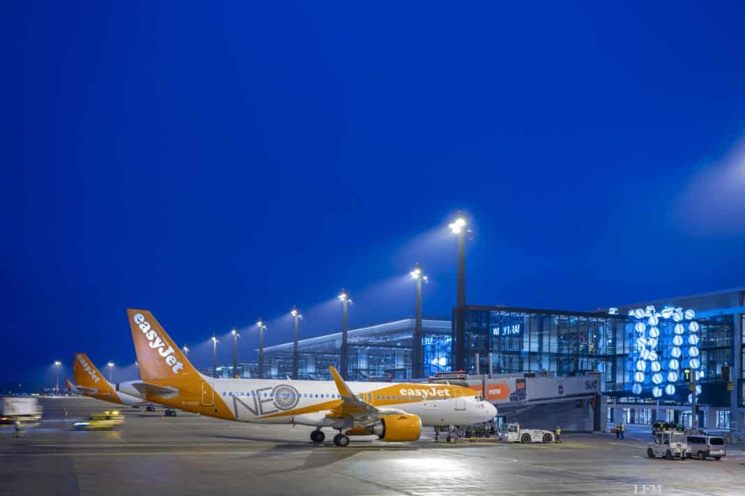 easyJet-Erstflug nach London Gatwick vom Flughafen BER