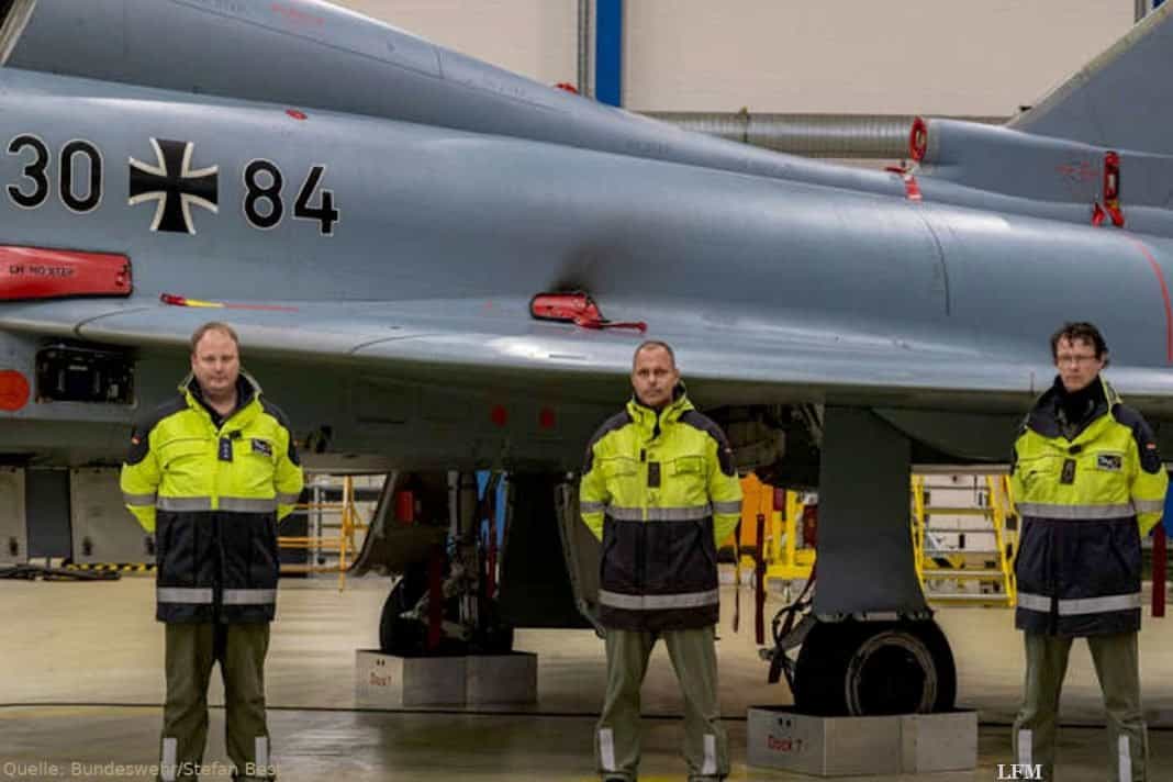 Taktisches Luftwaffengeschwader 73 "Steinhoff": Hauptmann Rainer Langen, Stabsfeldwebel Maik Kartschewski, Hauptfeldwebel Daniel Wagner vor einem Kampfjet