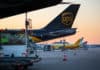 Ein Flugzeug des Logistikdienstleisters UPS (United Parcel Service) wird am Flughafen Köln Bonn entladen