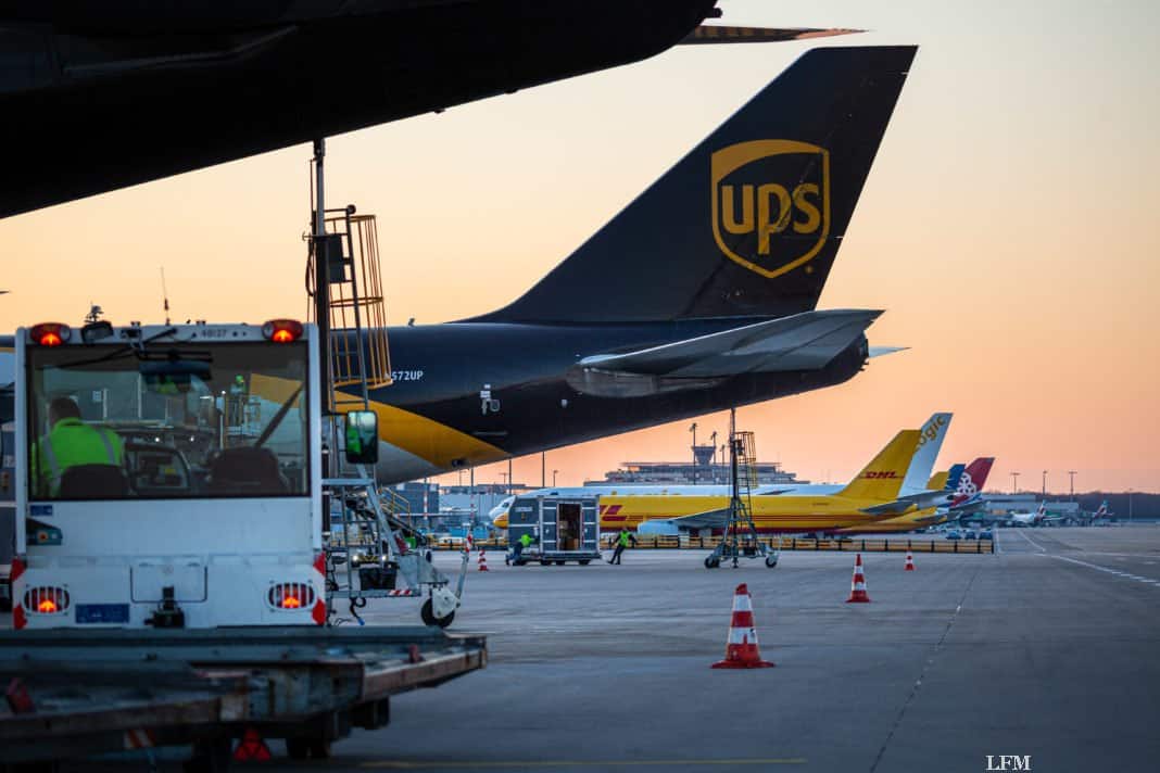 Ein Flugzeug des Logistikdienstleisters UPS (United Parcel Service) wird am Flughafen Köln Bonn entladen