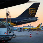 Ein Flugzeug des Logistikdienstleisters UPS (United Parcel Service) wird am Flughafen Köln Bonn entladen