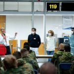 Soldaten der Bundeswehr werden im Airport Medical Center am Flughafen Stuttgart für den Einsatz in Seniorenheimen zur Bekämpfung der Corona-Pandemie geschult.