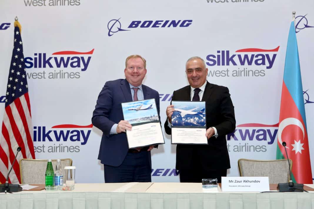 Zaur Akhundov, Präsident der Silk Way Group und Stan Deal, Präsident und Chief Executive Officer von Boeing Commercial Airplanes, bei der Vertragsunterzeichnung in Baku.