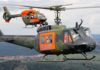 Rettungshubschrauber Bell UH 1D (vorne) und Airbus H145 LUH SAR fliegen noch einmal nebeneinander über Holzdorf.