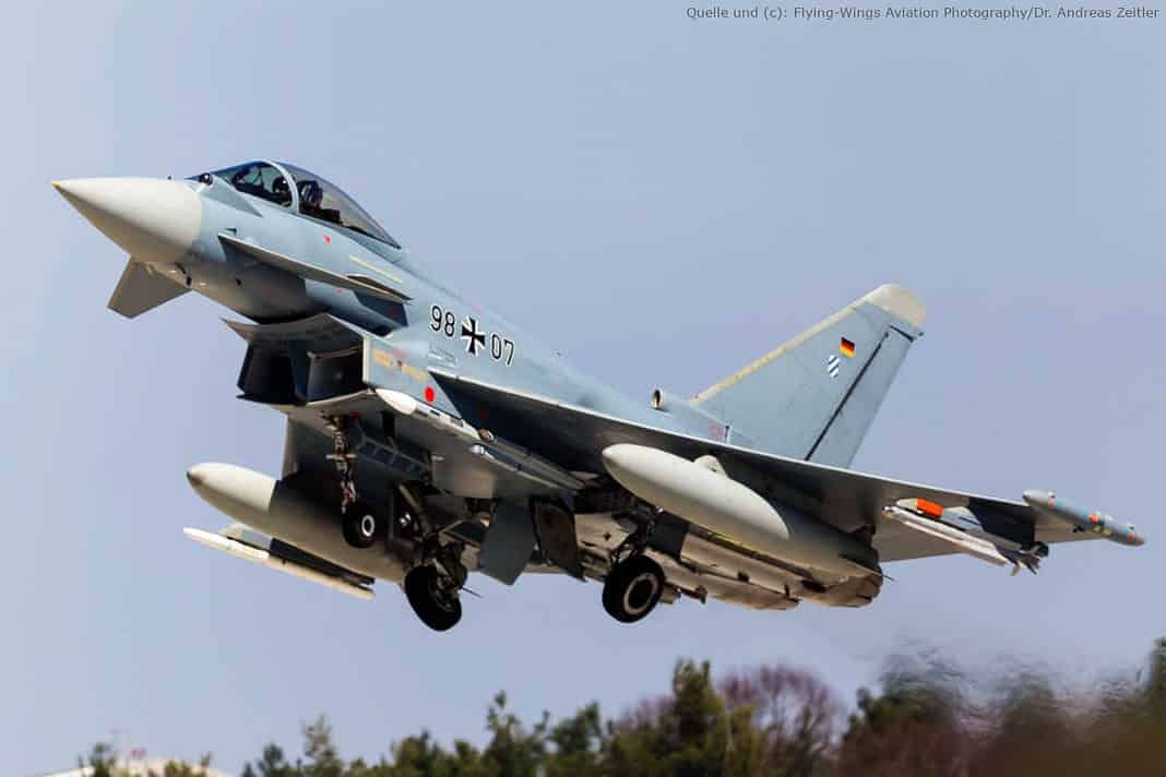 Zwei Lenkflugkörper Meteor an den mittleren Waffenstationen am Eurofighter mit Staustrahltriebwerk im Erprobungsflug