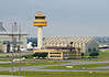 DFS-Tower Flughafen Hamburg: Blick von Nordosten auf das Towergebäude.