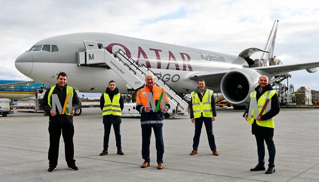 Den Erstflug auf der neuen Strecke begrüßten Alexander Gentes (Leiter JETcargo HUB Süd von DB Schenker 1 v. l.), Gerold Sellmayer (Leiter Luftfracht Süd von DB Schenker 2 v. l.), Bernd H. Förster (Senior Manager Regional Cargo North Europe von Qatar Airways 1 v. r.) sowie Frank Hermann (Regional Cargo Manager Deutschland, Schweiz, Luxemburg 2 v. r.) zusammen mit Markus Heinelt (Director Cargo Development der Flughafen München GmbH 3 v. r.).