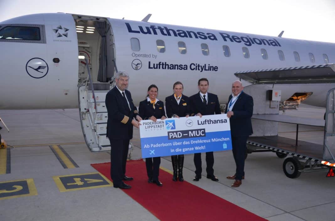 Flugkapitän Andreas Leyerer (links), Crew-Mitglieder (Mitte), Flughafen-Geschäftsführer Roland Hüser (rechts)