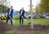 Die beiden Geschäftsführer Dr. Raoul Hille (rechts) und Prof. Dr. Martin Roll pflanzten die Rotbuche.