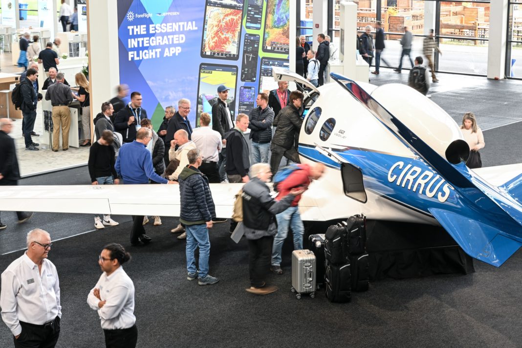 AERO Halle A3: Stand von Cirrus, Typ: Vision Jet G2