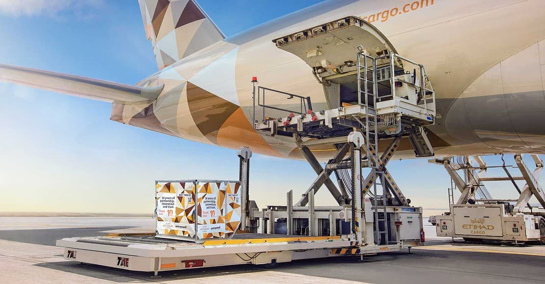 Die Zusammenarbeit von Etihad Cargo und Jettainer startete im Jahr 2011 mit der globalen Steuerung der Lademittelflotte. Anlässlich der 10-jährigen Partnerschaft wurde ein spezieller Jubiläums-Container bedruckt.