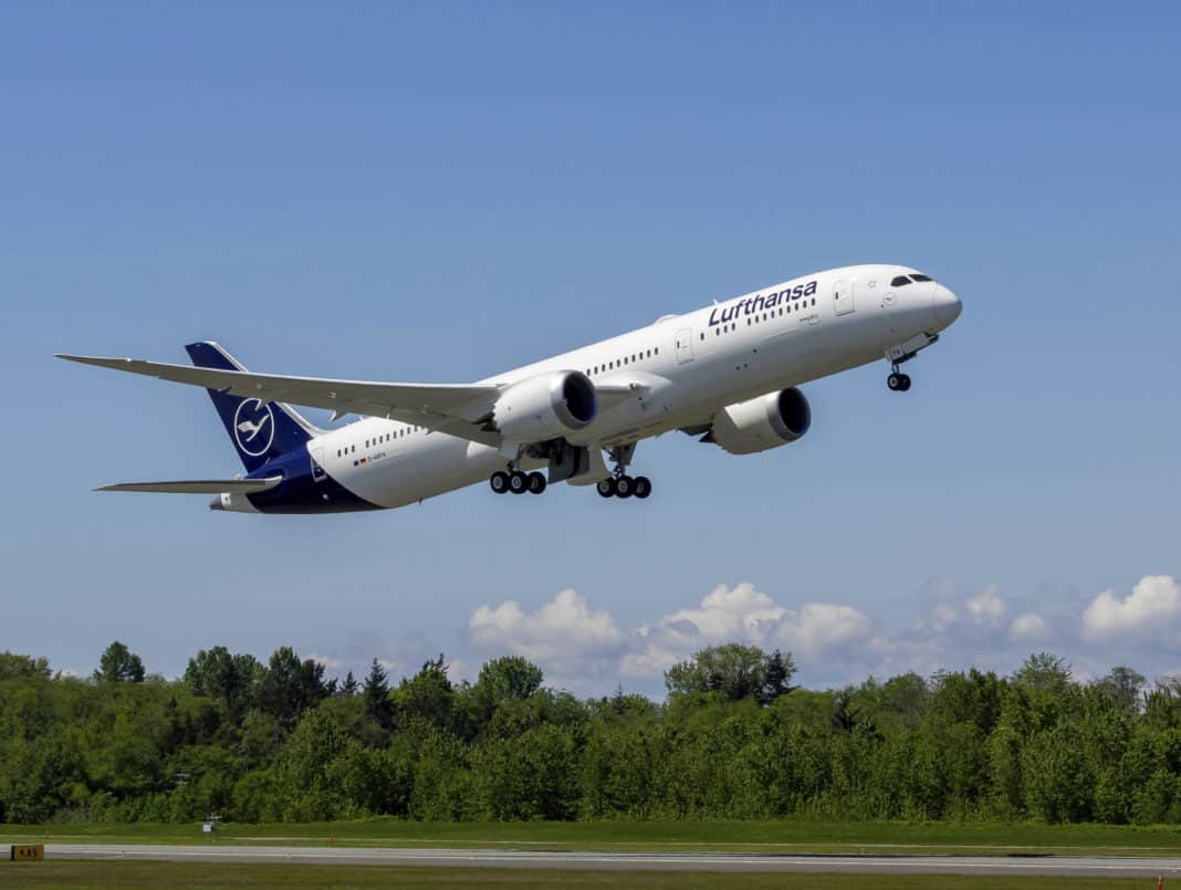 Lufthansa 787-9 "Berlin" Take-Off