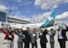 Die Airlinebetreuer Claudia Metschnabl (links) und Michael Haeffner (rechts) von der Flughafen München GmbH formierten sich vor dem Jubiläumsflug nach Venedig zusammen mit der Crew zum Gruppenbild.