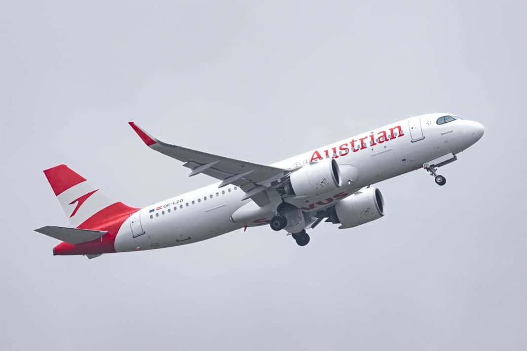 Austrian Airlines OE-LZO Take off-11