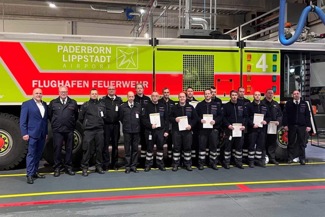 Flughafen-Geschäftsführer Roland Hüser, Kreisbrandmeister Elmar Keuter, Leitstellen-Leiter Tobias Starke, Rettungsdienst-Leiter Stefan Kaiser und der Ärztliche Leiter des Rettungsdienstes Ingo Christiansen (von links) gratulieren einigen Teilnehmern mit dem Leiter der Flughafen-Feuerwehr Roland Kempkensteffen (rechts) zur erfolgreichen Ausbildung als Notfallhelfer NRW.