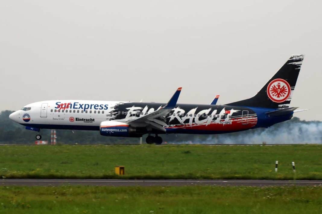 SunExpress Boeing 737 in unverkennbarer Sonderlackierung des offiziellen Airline-Partners Eintracht Frankfurt