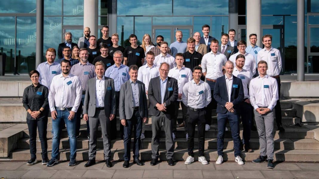 Gruppenfoto der Jury und Studierenden der DLR Design Challenge 2023