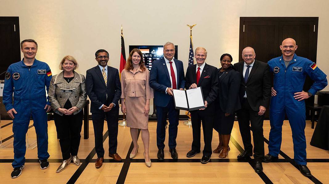 Artemis-Programm - Gemeinsam für eine friedliche Erkundung des Weltraums: Der deutsche ESA-Astronaut Matthias Maurer, Stellvertretende NASA-Administratorin Pam Melroy, Exekutivsekretär des Nationalen Weltraumrates Chirag Parikh, Koordinatorin der Bundesregierung für die deutsche Luft- und Raumfahrt, Dr. Anna Christmann, NASA-Administrator Bill Nelson, Generaldirektor der Deuschen Raumfahrtagentur im DLR, Dr. Walther Pelzer, Unterabteilungsleiterin für Ozeane, Internationale Umweltentwicklung und Wissenschaftliche Angelegenheiten im US-Außenminsiterium, Jennifer R. Littlejohn, Deutscher Botschafter in den USA, Andreas Michaelis, und der deutsche ESA-Astronaut Alexander Gerst posieren für ein Gruppenbild in der Residenz des Deutschen Botschafters in Washington (von links).