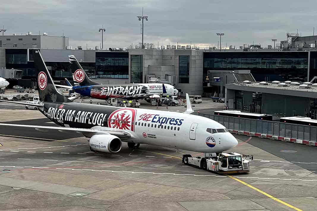 Boeing 737 von SunExpress mit der neuen Eintracht Frankfurt-Lackierung.