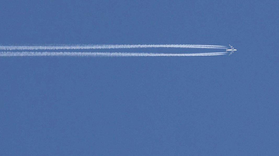 Kondensstreifen-Zirren am Himmel