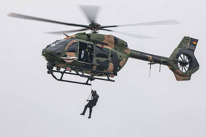 Airbus H145M Mehrzweck-Militärhubschrauber mit Abseilvorführung