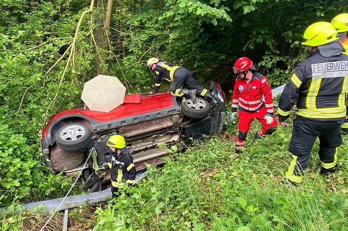 DRF-Hubschraubercrew des Chrisatoph 44 entdeckt Fahrzeug an Böschung