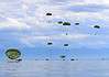 Bundeswehrübung: Fallschirmjäger springen in den Bodensee