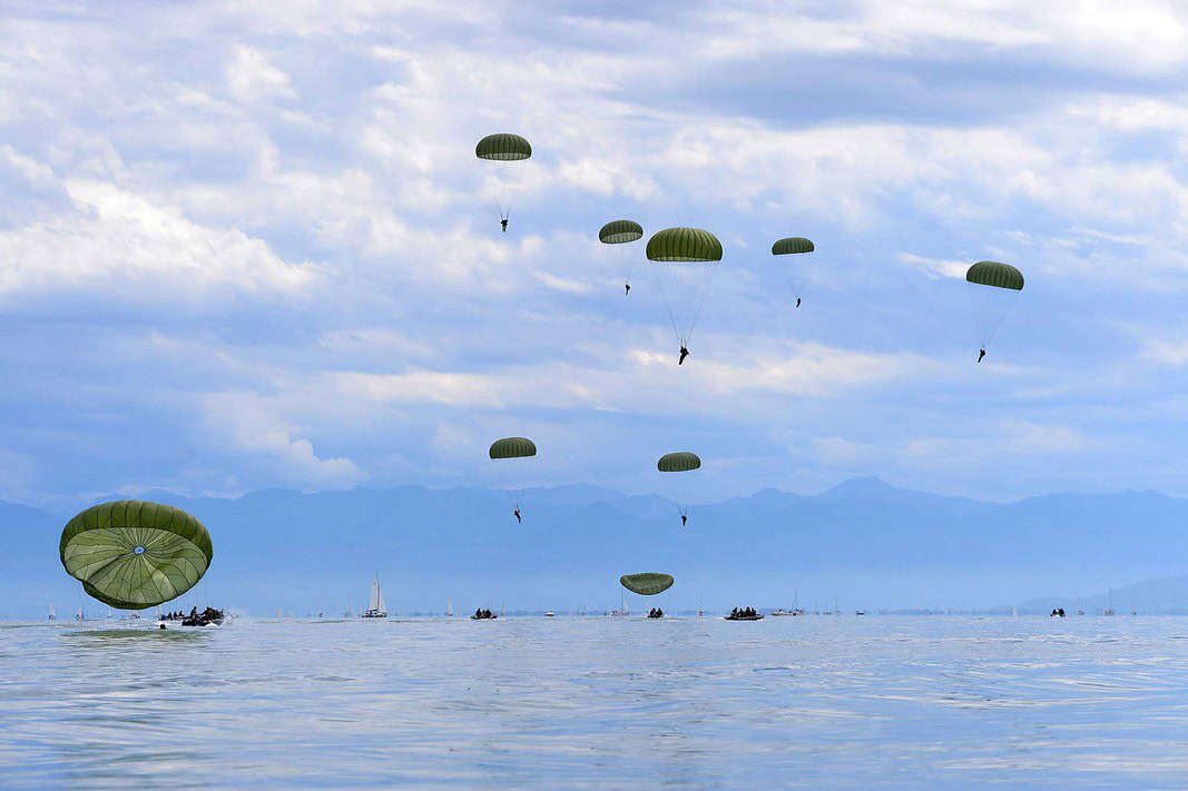 Bundeswehrübung: Fallschirmjäger springen in den Bodensee