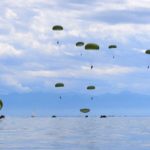 Bundeswehrübung: Fallschirmjäger springen in den Bodensee