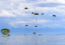 Bundeswehrübung: Fallschirmjäger springen in den Bodensee