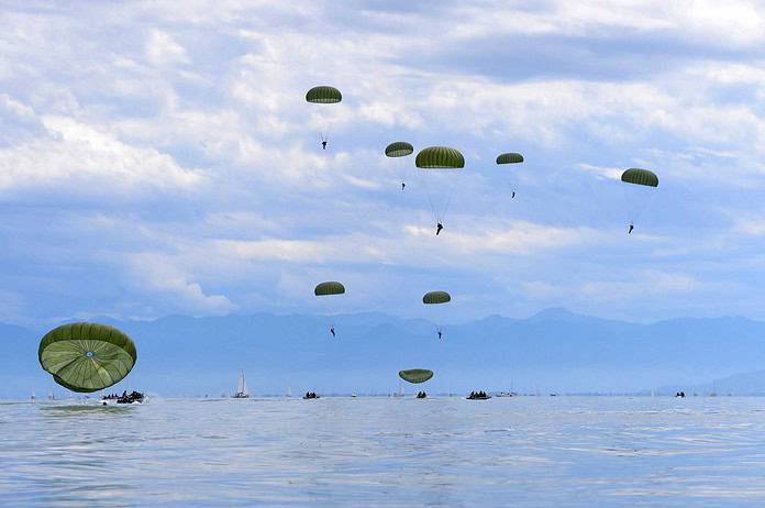 Bundeswehrübung: Fallschirmjäger springen in den Bodensee