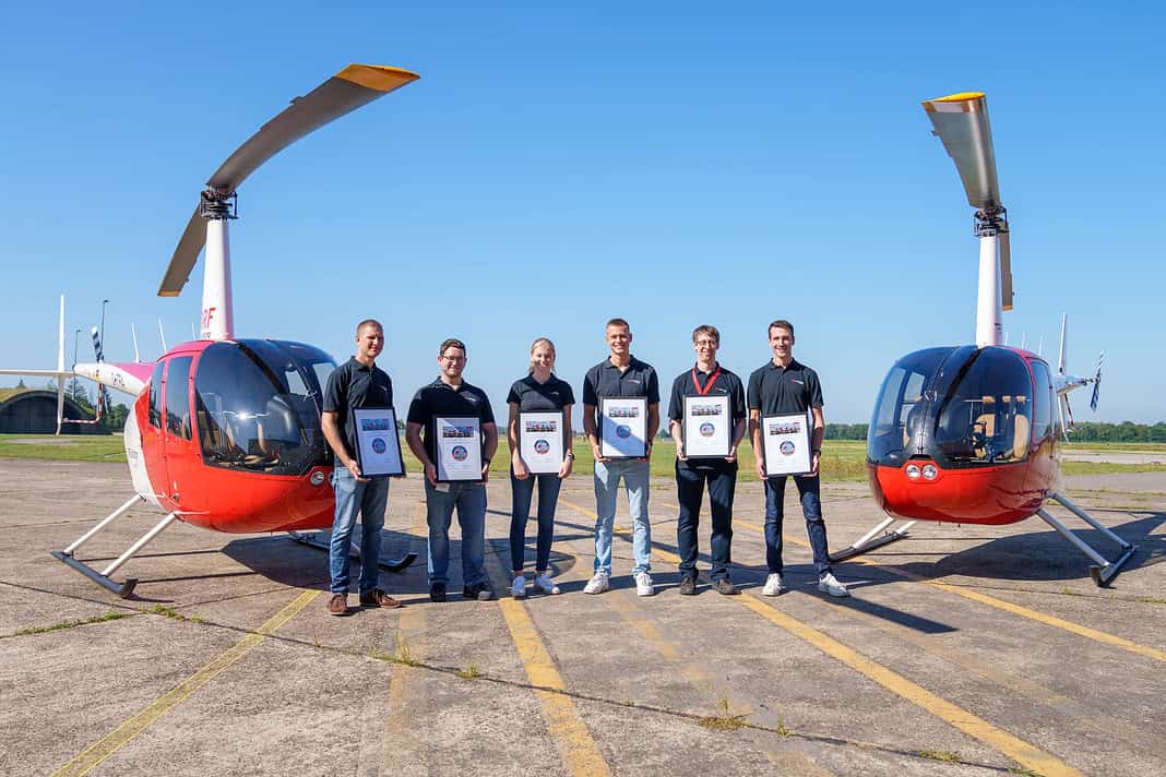 Gruppenbild der sechs Absolventen der DRF-Akademie nach der Ausbildung zum Berufshubschrauberpiloten (v.l.n.r.): Micha Lehmann, Marcus Sporer, Annkatrin Büche, Julian Schiemann, Niklas Kraiczek, Julien Vandenabeele