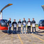 Gruppenbild der sechs Absolventen der DRF-Akademie nach der Ausbildung zum Berufshubschrauberpiloten (v.l.n.r.): Micha Lehmann, Marcus Sporer, Annkatrin Büche, Julian Schiemann, Niklas Kraiczek, Julien Vandenabeele