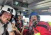 Teamwork zahlt sich aus: HEMS TC Henning Behrens, Hubschraubernotarzt Dr. med. Jörg Hanusch und RSH Wasser der Bergwacht, Daniel Behringer in der Kabine von Christoph 54.